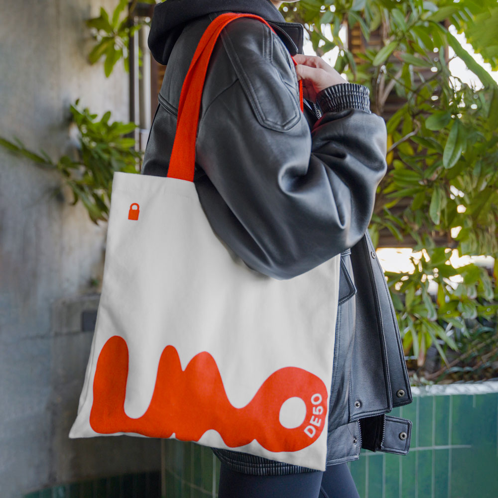 Брендированный шоппер с красными ручками, 40,5 x 37 см